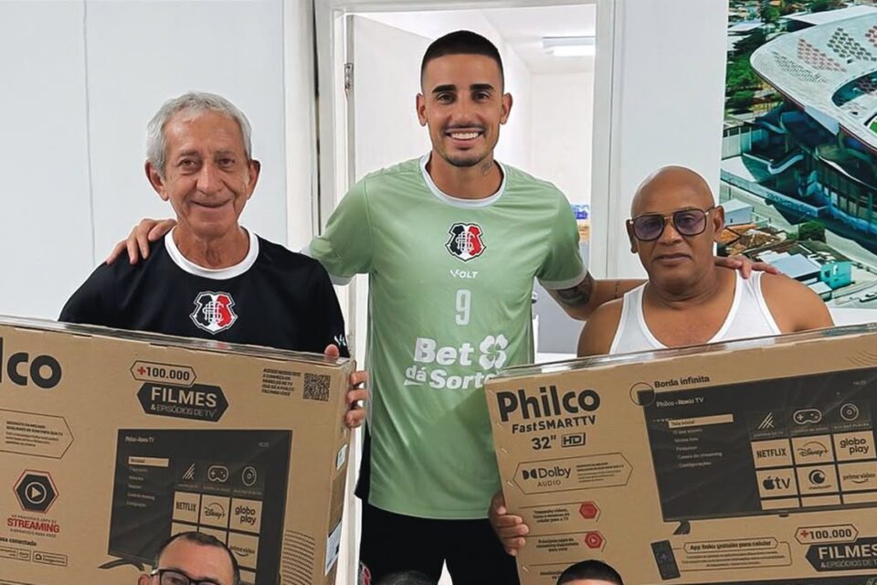 Thiago Galhardo tira foto com funcionários do Santa Cruz