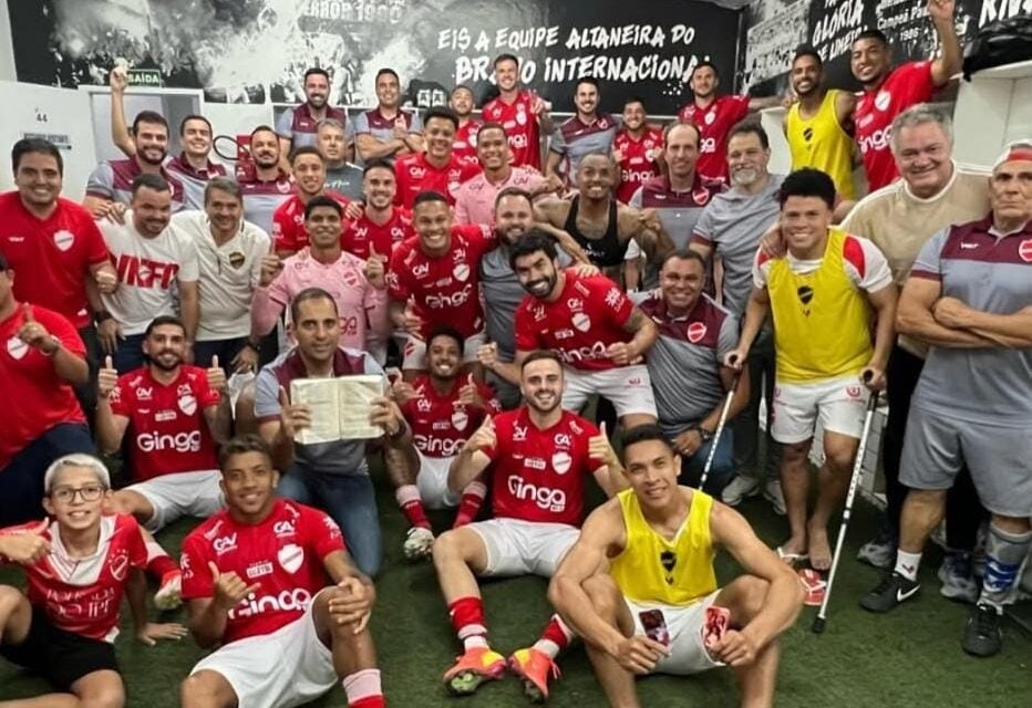 Elenco do Vila Nova após vitória fora de casa