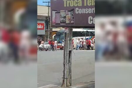 Briga entre torcedores causa tumulto em avenida de Trindade