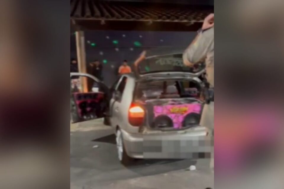 A imagem mostra o carro que foi apreendido pela Semma na ação conjunta com a PM