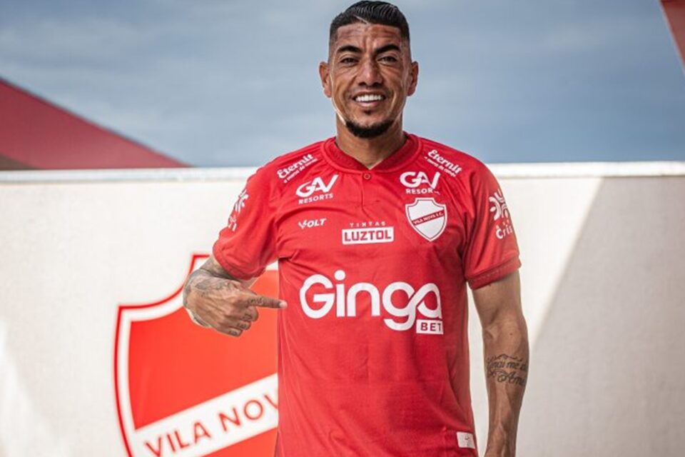 Ralf com a camisa do Vila Nova com o novo patrocinador do clube