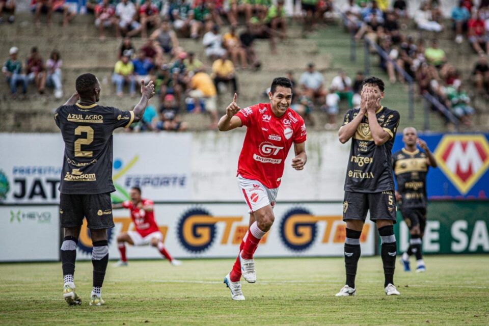 Igor Henrique marcou o primeiro gol do Vila Nova contra a Jataiense