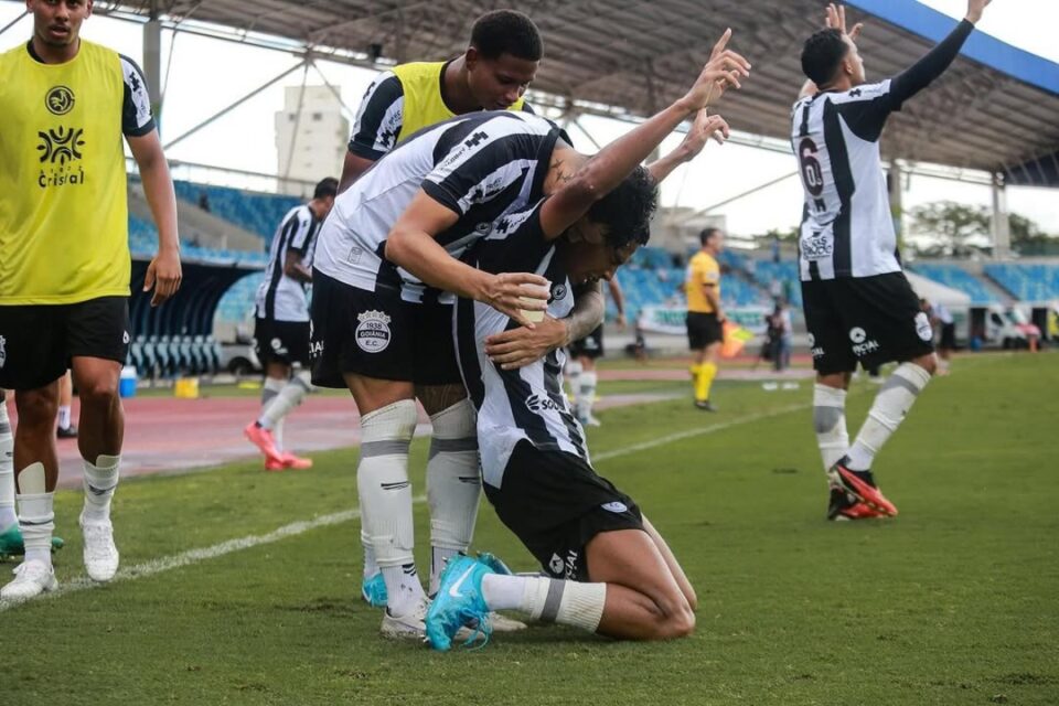 Jogadores do Goiânia comemoram gol
