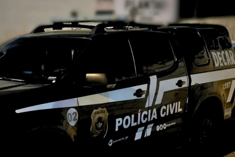 A imagem mostra uma viatura da Polícia Civil
