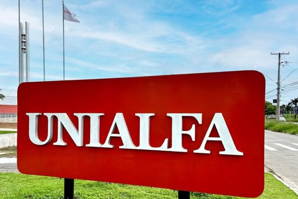 Alunos da Unialfa fazem ato por melhoras na comunicação e no sistema da universidade