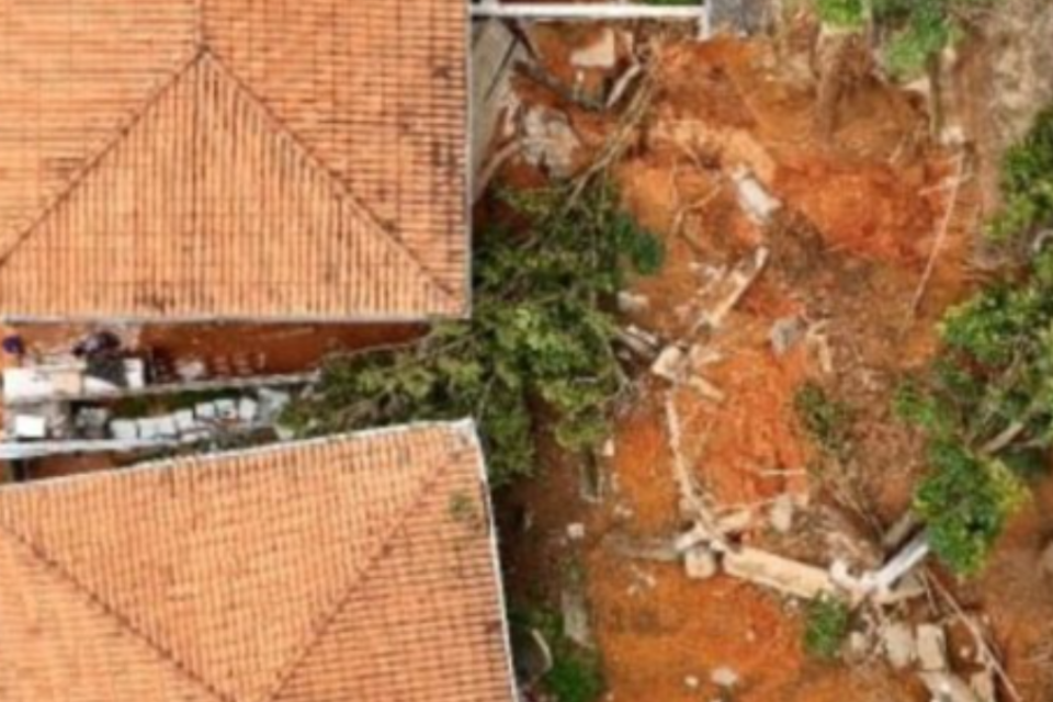 Imagem feita de cima, mostrando o telhado das casas e o barro ao redor