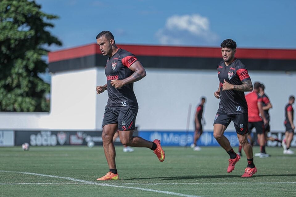 William Pottker em treino do Atlético Goianiense