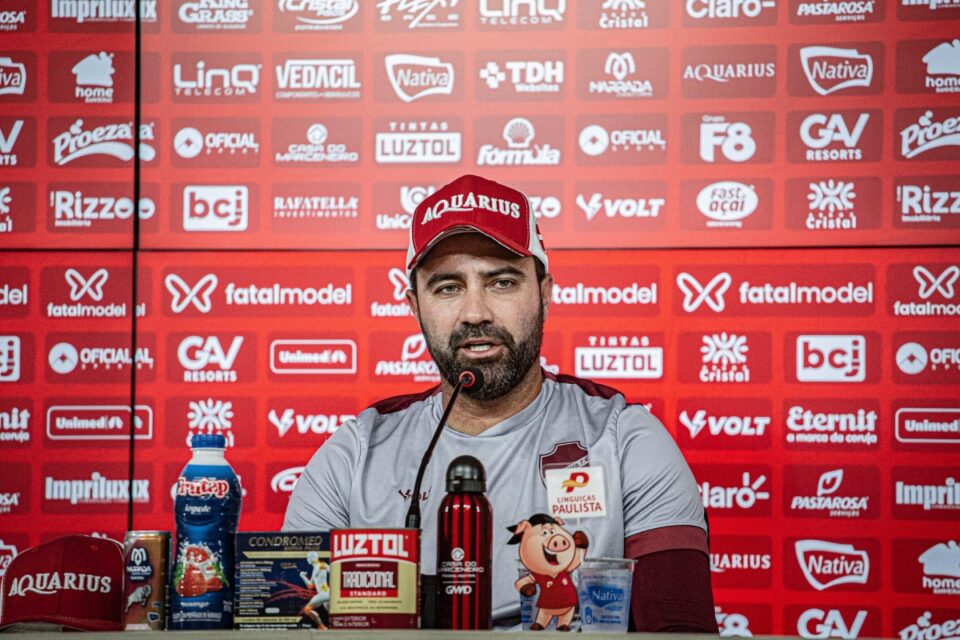 Rafael Lacerda em coletiva do Vila Nova