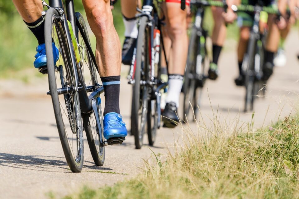 Atletas durante prova de ciclismo