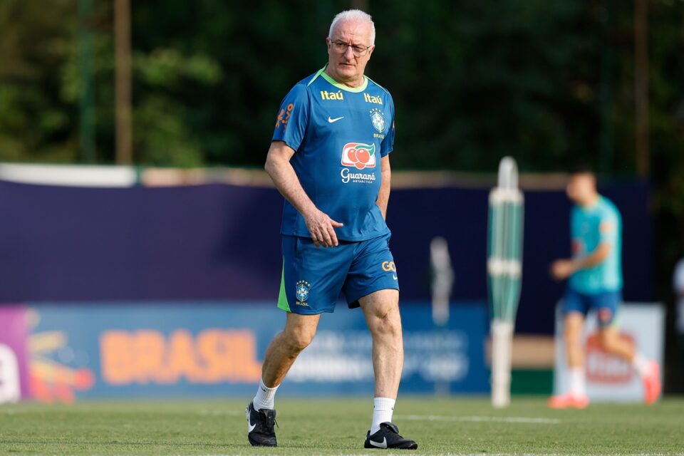 Dorival Júnior em treino da seleção brasileira