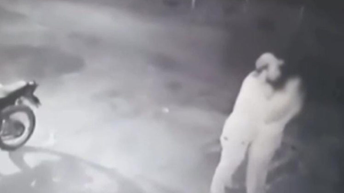 Mulher se esconde do namorado, é encontrada e agredida no meio da rua em Alto Horizonte