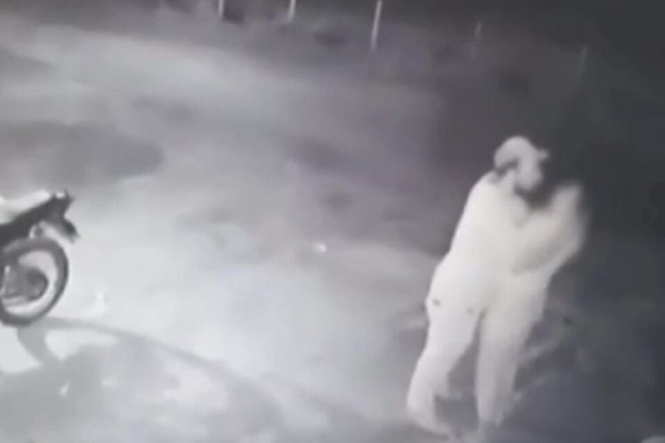 Mulher se esconde do namorado, é encontrada e agredida no meio da rua em Alto Horizonte