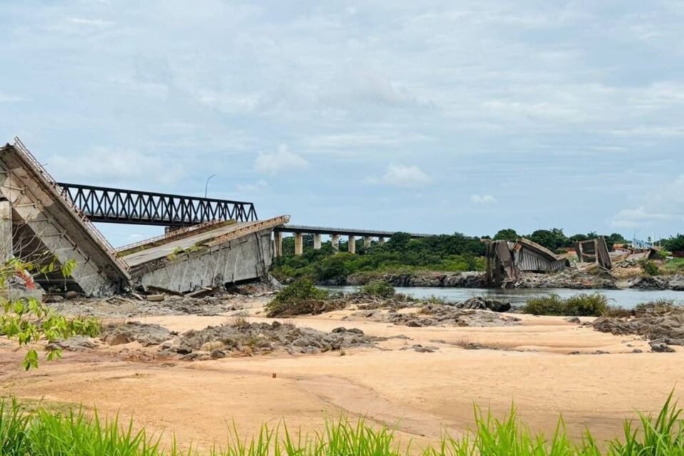 Estrutura remanescente de ponte que caiu entre TO e MA é implodida