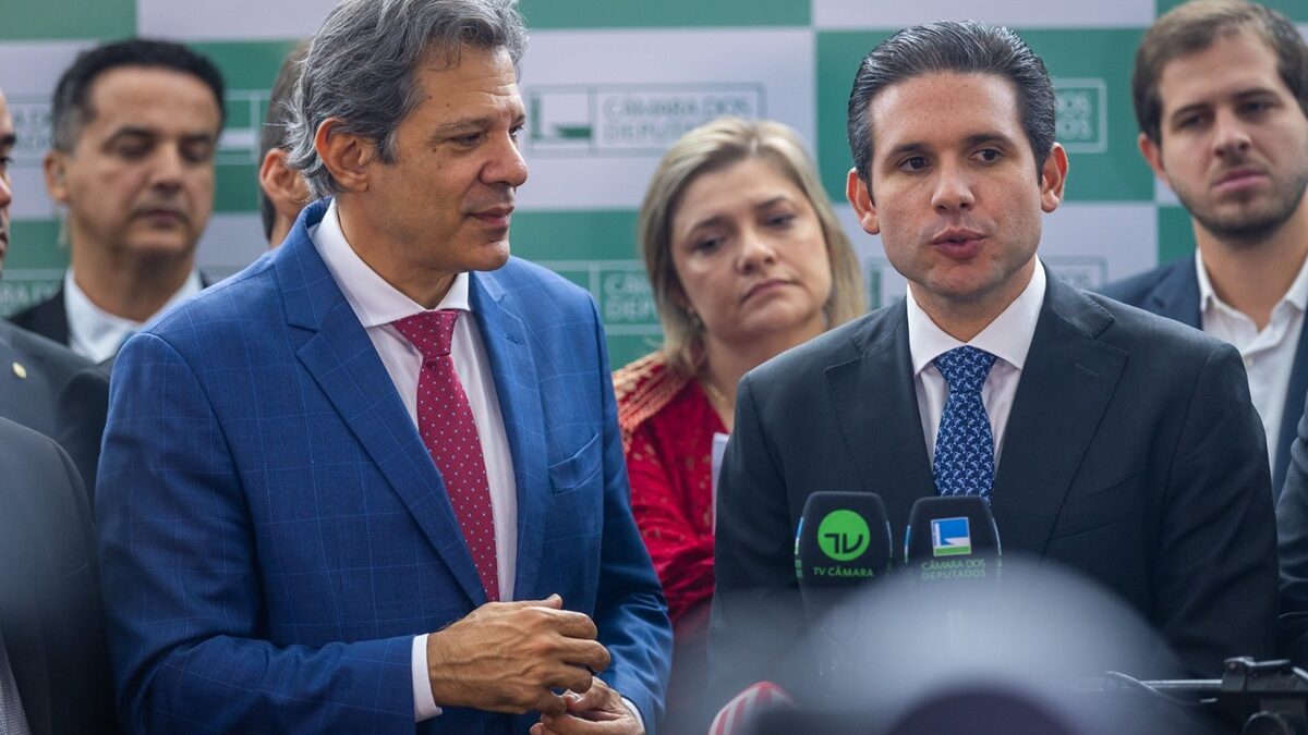 Haddad entrega a presidente da Câmara 25 prioridades econômicas do governo