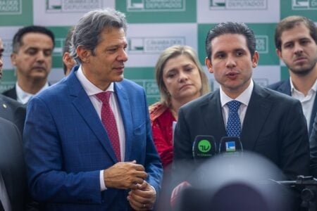 Haddad entrega a presidente da Câmara 25 prioridades econômicas do governo