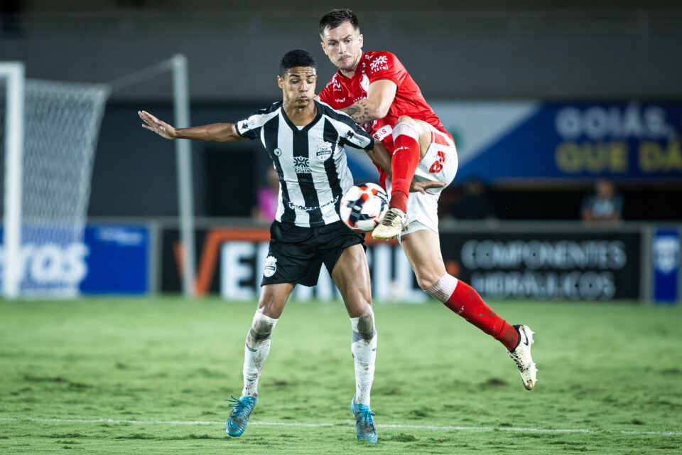 Jogadores de Goiânia e Vila Nova em lance no Serra Dourada
