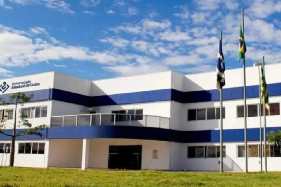 Imagem do prédio da UEG