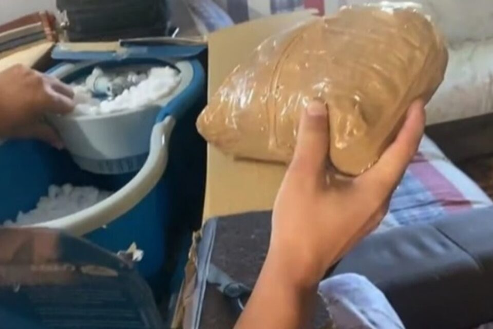 Homem é preso após encomendar esfregão recheado de maconha no DF A droga foi descoberta pela equipe de inteligência dos Correios