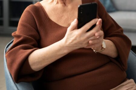 Homem usa 'amizade' para tentar dar golpe trabalhista em idosa, em Goiânia