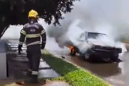 Carro foi incendiado antes de ser vendido (Foto: Reprodução)