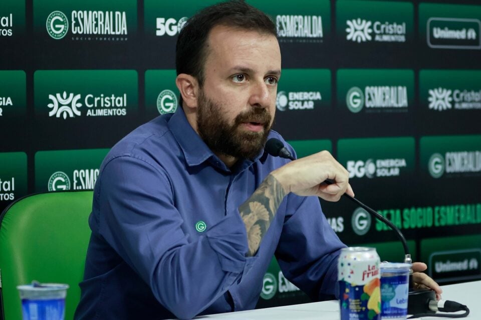 Lucas Andrino em coletiva no Goiás