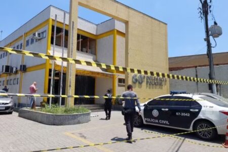 Vídeo mostra como ficou a delegacia após tentativa de invasão para resgate de traficante no Rio Bando armado de fuzis invadiu local