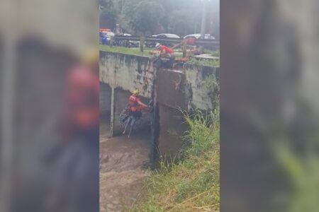 Bombeiros em Goiânia resgatam vítima ilhada no Córrego Botafogo