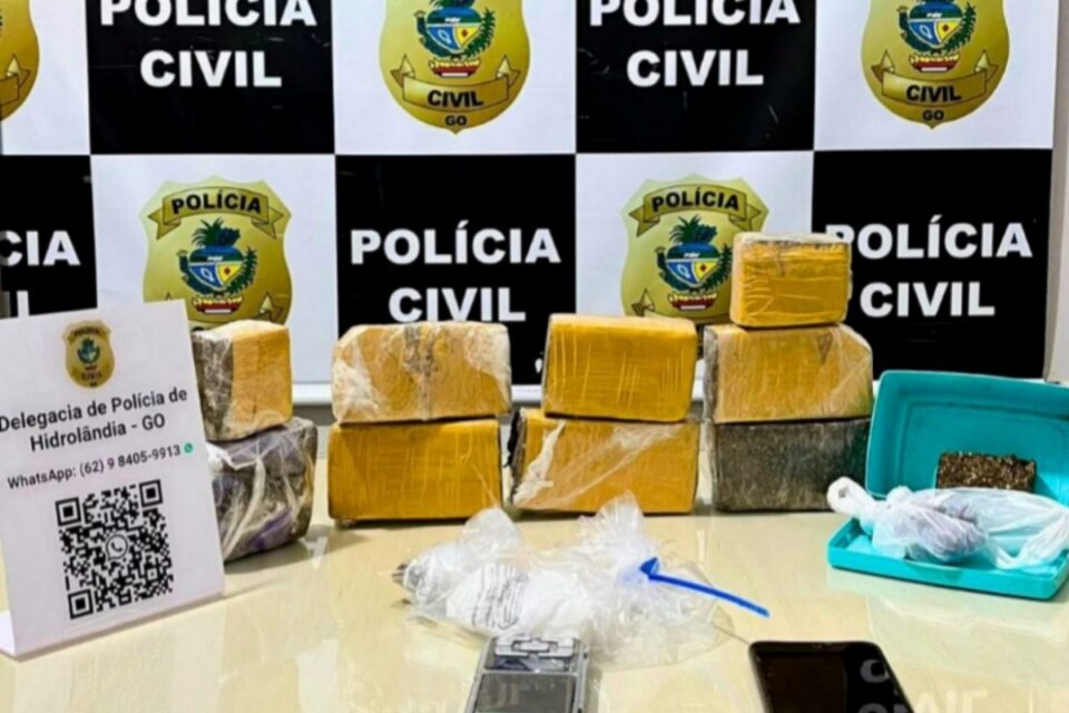 A imagem mostra diversos tabletes de drogas, porções de entorpecentes e uma balança de precisão