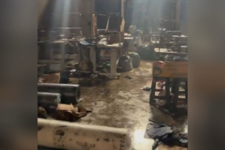 Confecção de jeans ficou completamente destruída após incêndio (Foto: Reprodução)