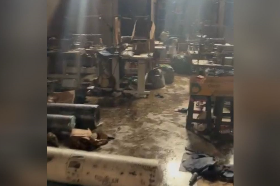 Confecção de jeans ficou completamente destruída após incêndio (Foto: Reprodução)