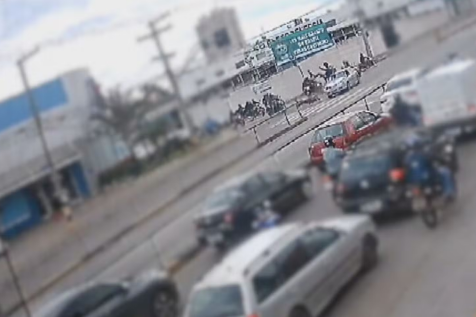 Motociclista e passageira são atropelados e arrastados na Avenida Anhanguera, em Goiânia