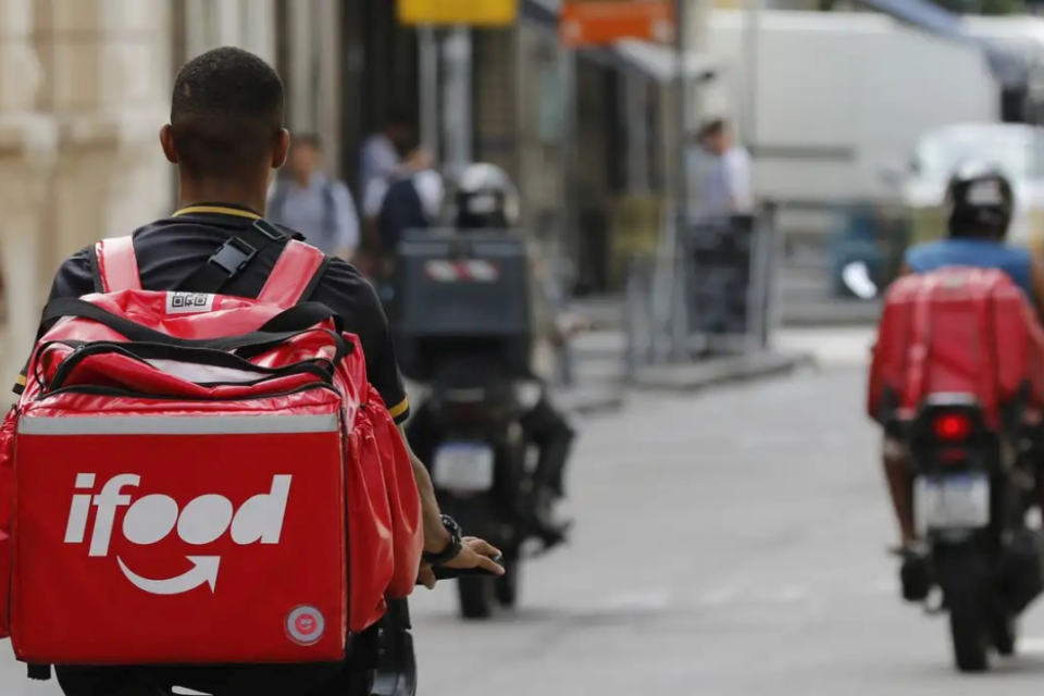 A imagem mostra entregadores da plataforma iFood delivery
