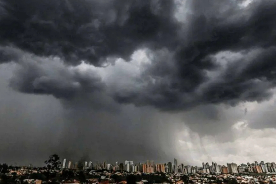 Imagem colorida mostra o céu escuro com nuvens antes de uma tempestade.