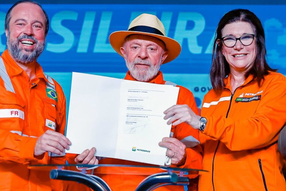 Lula ao lado da presidente da Petrobras, Magda Chambriard (Foto: Divulgação)