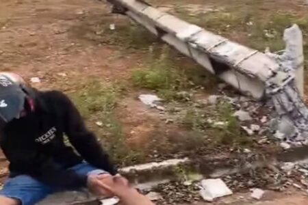 Humorista goiano simula batida de moto em poste e vídeo viraliza; assista O apresentador Oloares Ferreira compartilhou o vídeo