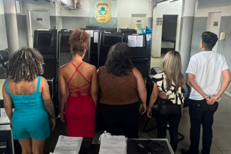 Grupo preso suspeito de aplicar golpe (Foto: Divulgação PCGO)