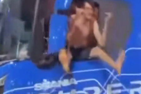 Motorista de caminhão é flagrado dirigindo sentado em janela de veículo (Foto: Reprodução)