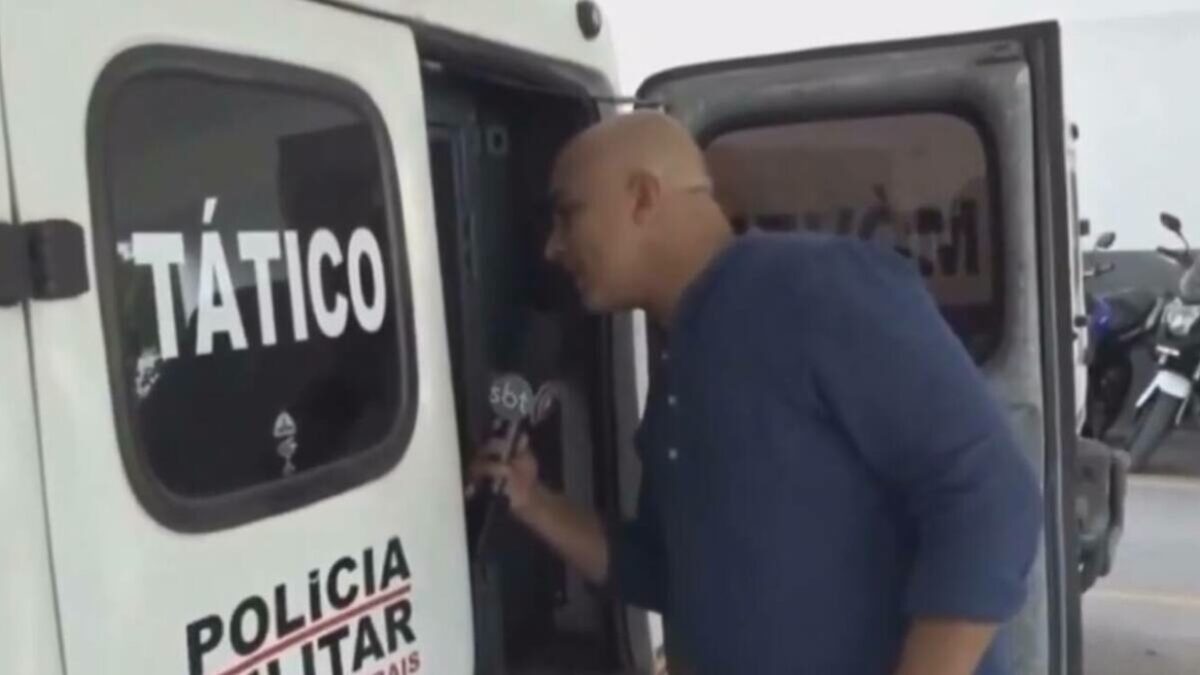 Preso solta pum na cara de repórter e vídeo viraliza; assista "Vamos encerrar, porque esse cheiro é pior que gás lacrimogêneo”, diz jornalista