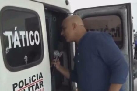 Preso solta pum na cara de repórter e vídeo viraliza; assista "Vamos encerrar, porque esse cheiro é pior que gás lacrimogêneo”, diz jornalista