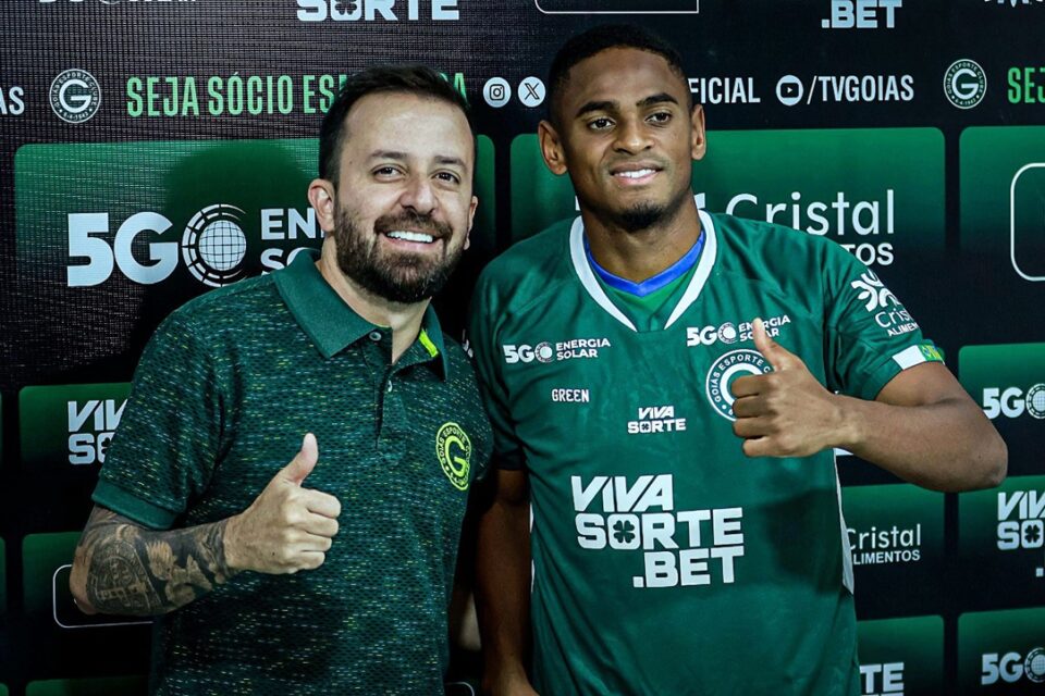 Atacante Jajá ao lado de Lucas Andrino