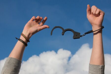 Justiça arquiva ação contra acusado de tráfico em Acreúna devido a provas ilícitas