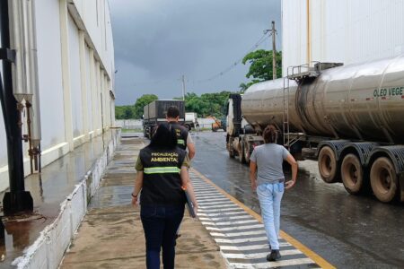 A imagem mostra fiscais da SEMMA fazendo a vistoria em uma das empresas