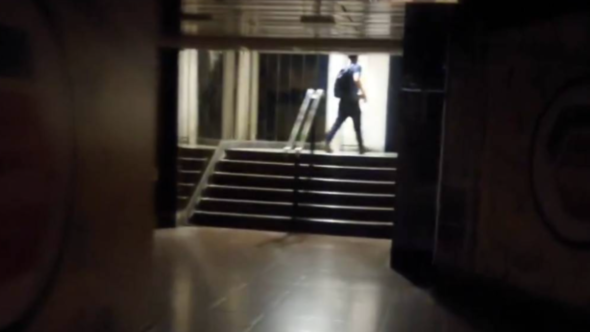 Passageiros deixam estação de metrô no Chile após apagão generalizado (Foto: Reprodução/@antoniofromerot no X)