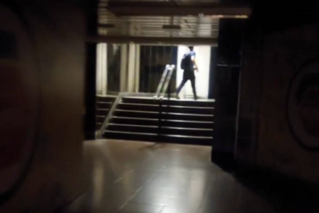 Passageiros deixam estação de metrô no Chile após apagão generalizado (Foto: Reprodução/@antoniofromerot no X)