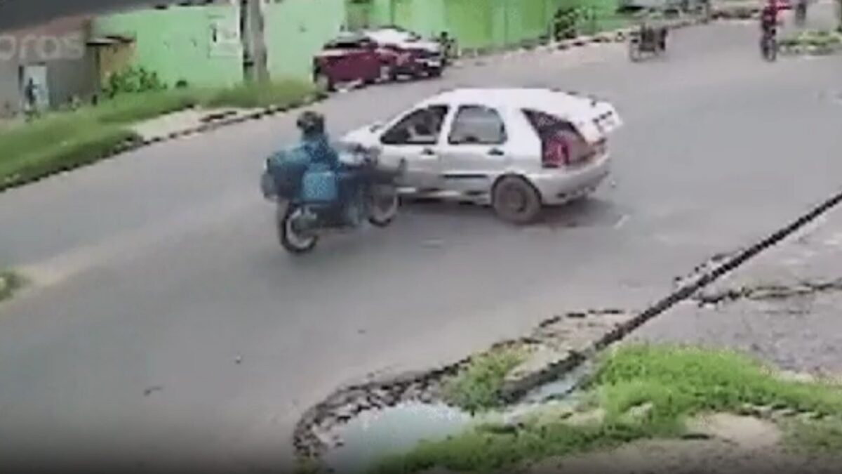 Motociclista “voa” por cima de carro e cai de pé no Maranhão; vídeo Cena surpreendeu os internautas; assista