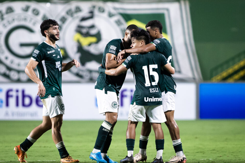 jogadores do goiás comemoram gol