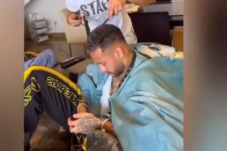 Neymar durante corte de cabelo
