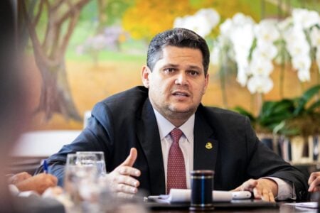 Ausente na assinatura da isenção do IR, Alcolumbre comemora lei: 'Conquista histórica'