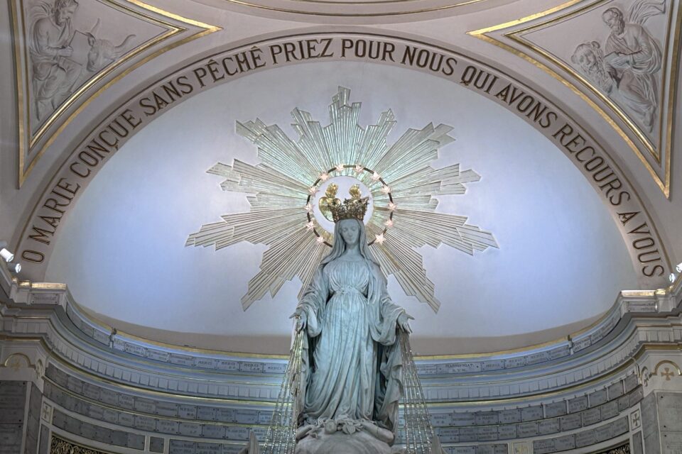 Imagem de Nossa Senhora das Graças será trazida da França para evento religioso em Goiânia
