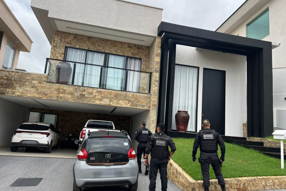 A imagem mostra a foto de uma mansão em um condomínio de luxo